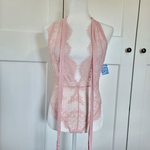 Free people show off bodysuit - Picture 6 of 16